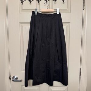 H&M | Black A Line Midi Skirt in Size 2